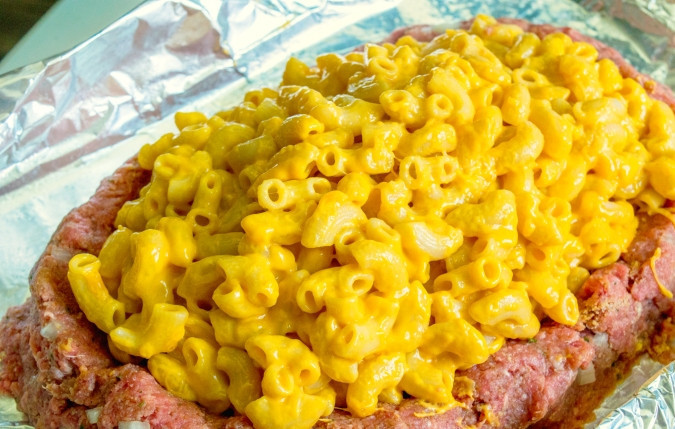 1. Этап. Мясной рулет с макаронами и сыром: 4. Потом в центр фарша выложите сырную начинку, сделав бортики.