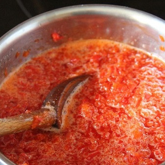 1. Этап. Конфитюр из перца: 5. Когда сахар полностью растворился, в кастрюлю можно отправить перцы. Тщательно перемешать и довести до кипения. В процессе будет образовываться пена, которую нужно аккуратно снять шумовкой. Конфитюр из перца в домашних условиях варится на медленном огне около 50 минут.