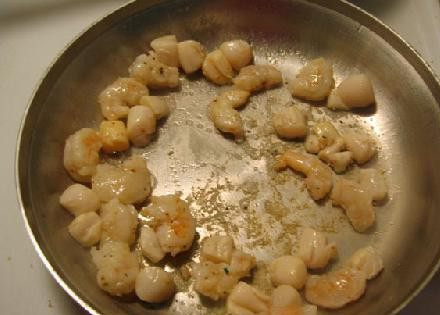 1. Этап. Вуду Фрикасе: Добавляем лук-шалот и чеснок.