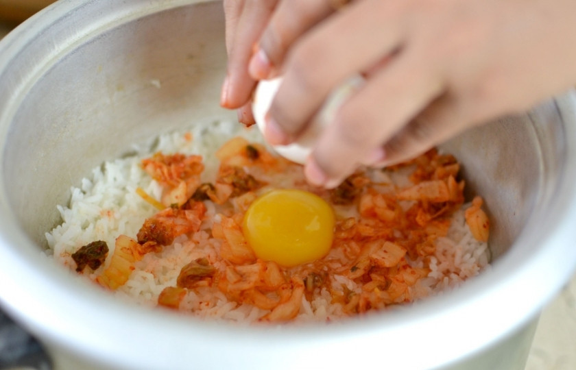 1. Этап. Кимчи с рисом: Выложите кимчи к варёному рису, добавьте яйцо.