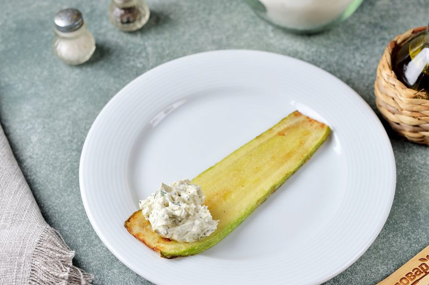 1. Этап. Рулетики из кабачков с огуречно-сырной начинкой: Далее на каждый ломтик кабачка выложите столовую ложку с горкой приготовленной начинки и скрутите рулетиком.