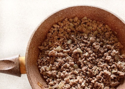 1. Этап. Запеканка из рисовой поленты с фаршем: На растительном масле обжарьте 300 г фарша, вилкой разминая комочки. Приправьте солью, перцем, специями.