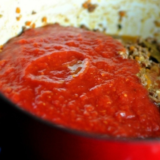 1. Этап. Болоньезе: 8. Затем добавьте измельченные блендером томаты и сок, в котором они консервировались.