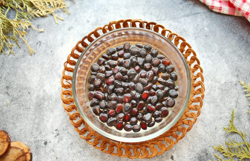 1. Этап. Настойка из кедровых орешков на водке: Тщательно промойте кедровые орешки под холодной водой и выложите их в миску. Залейте орехи трижды кипятком, каждый раз оставляя на пять минут. Затем откиньте на сито и дайте последней воде полностью слиться.