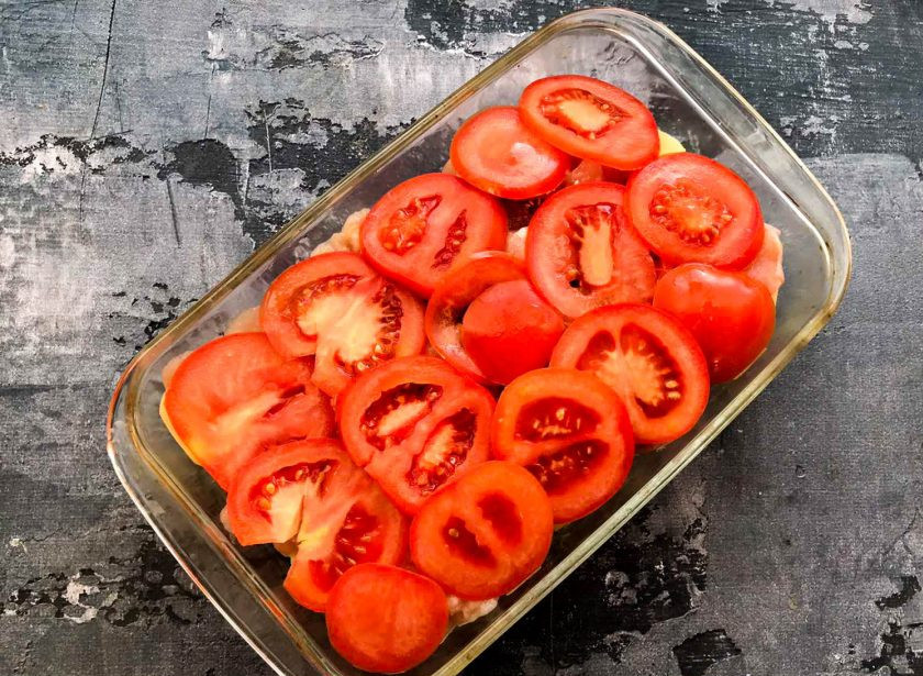 1. Этап. Запеканка с курицей и помидорами: Нарезанные помидоры выложите поверх курицы.