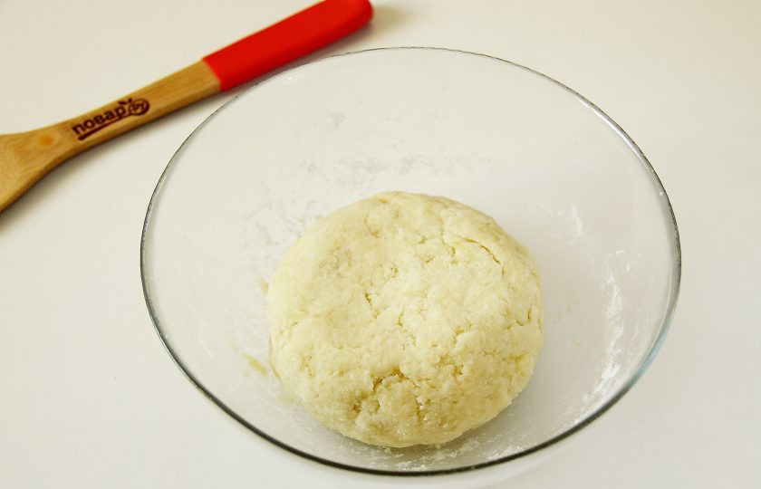 1. Этап. Картофельное тесто для пиццы: Замесите мягкое тесто.