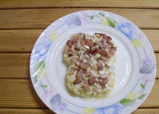 1. Этап. Селедка под шубой в виде обезьянки: Порежьте мелко лук, ошпарьте его кипятком (чтобы он потерял горечь) и смешайте с селедкой, выложите на картофель.