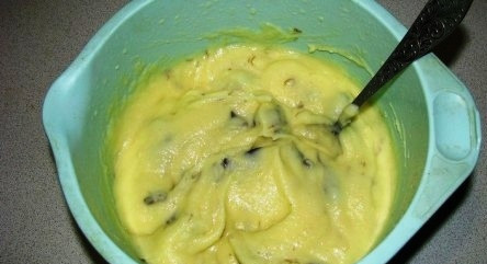 1. Этап. Мясной рулет с картофелем: К картофельному пюре добавим жареные грибы с луком, все хорошо перемешаем.