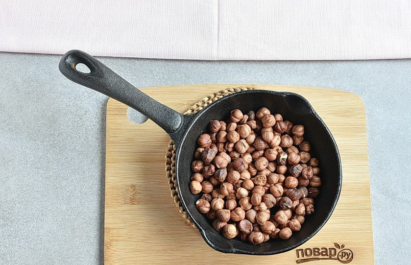 1. Этап. Крем для вафельных коржей: Орехи прокалите на прогретой сковороде пару минут, остудите и порубите блендером в крупную крошку.