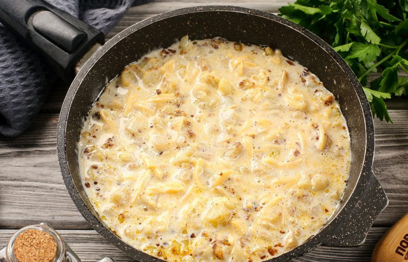 1. Этап. Запеканка из цветной капусты на сковороде: Добавьте к обжаренной капусте муку, перемешайте и влейте яичную смесь.