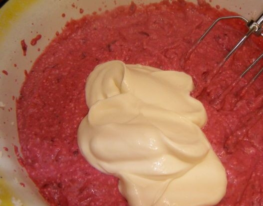 1. Этап. Творожно-ягодный торт: 6. Добавляем сметану и дальше взбиваем до получения однородной массы.