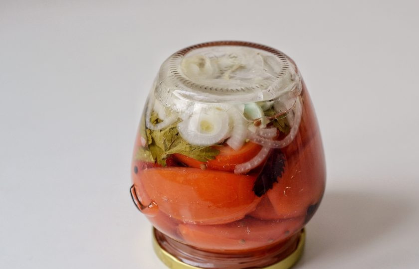 1. Этап. Помидоры с базиликом на зиму: Влейте в баночку масло, закрутите плотно крышку, переверните и оставьте до полного остывания.