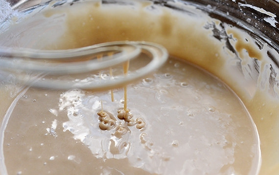 1. Этап. Овсяные британские сконы: 6. В небольшой емкости смешайте сахарную пудру, молоко, 2 столовые ложки сливочного масла, кофе и ванильный экстракт, взбейте глазурь с помощью миксера.