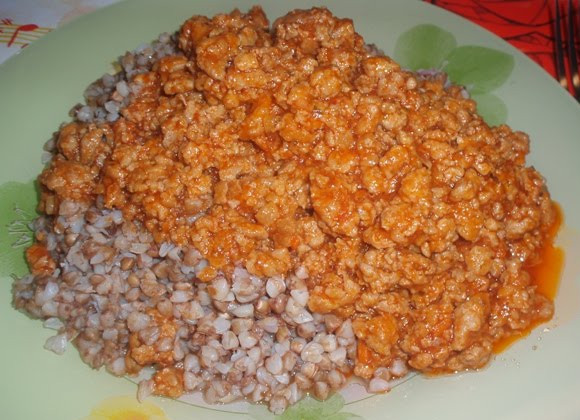 1. Этап. Гречка с фаршем на сковороде: На тарелочки выкладываем гречку, сверху кладем фарш и подаем к столу. Приятного аппетита!