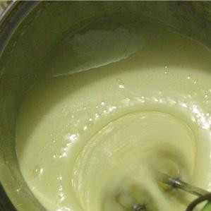 1. Этап. Кекс с яблоками: 1. Добавить в кефир соду и перемешать. Пусть стоит, пока не появятся пузырьки. Миксером взбить яйца и сахар. Сливочное масло размягчить и добавить в яичную смесь. Взбивать все вместе.