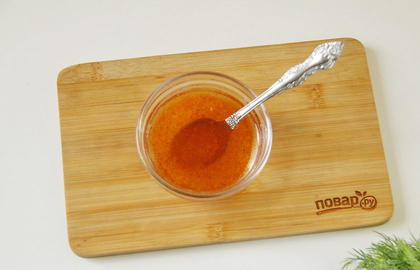 1. Этап. Салат с картофелем: А теперь главный ингредиент - заправка. Для этого отдельно смешайте оливковое масло и цедру лимона. Добавьте по вкусу соль, перец и свежевыжатый лимонный сок.