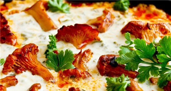 1. Этап. Лисички по-французски: 3. При подаче каждую порцию обильно украсьте тертым сыром. Зелень - по вкусу. Приятного аппетита!