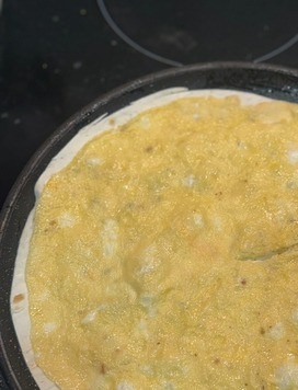 1. Этап. Омлет в лаваше-кругляше: Перевернуть лаваш, убавить огонь до минимума