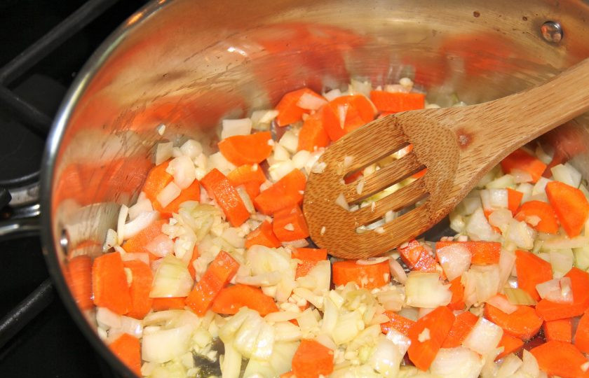 1. Этап. Морской окунь с овощным рагу: 1. Очистите овощи, нарежьте кубиками морковь, луковицу, тонкими пластинками чеснок. В кастрюле разогрейте растительное масло и выложите овощи, обжаривайте их 3-5 минут до мягкости.