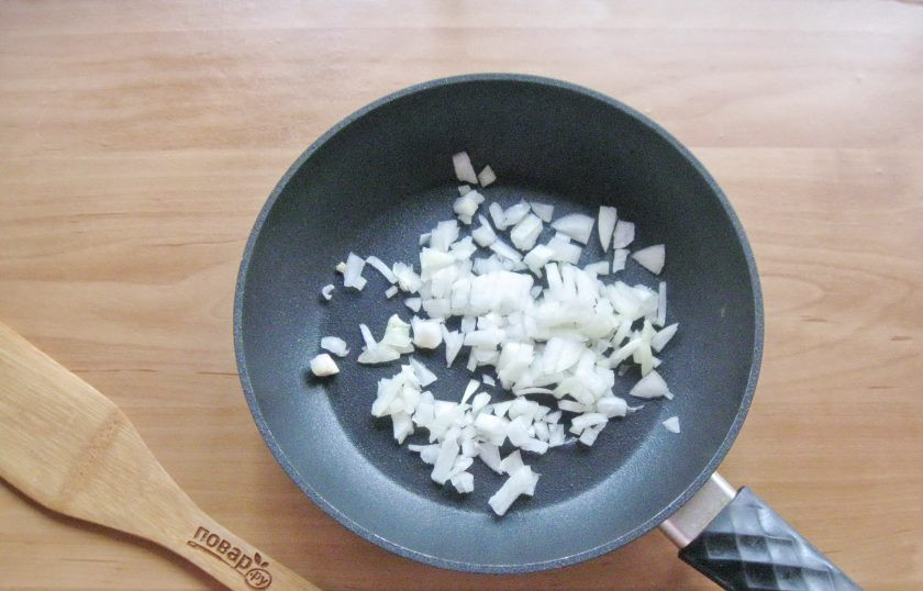 1. Этап. Пирог с судаком: Приготовьте начинку для пирога. Репчатый лук очистите, помойте и мелко нарежьте. Выложите в сковороду с подсолнечным маслом.