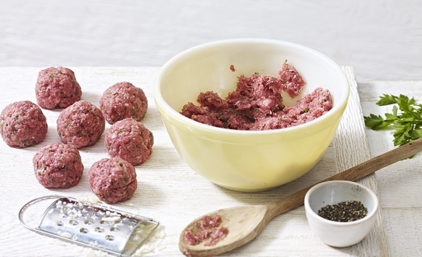 1. Этап. Митболы с плавленным сыром: 1. В глубокой миске соедините два вида фарша, петрушку, орегано, соль, перец, панировочные сухари и яйцо. Сформируйте из фарша шарики среднего размера.