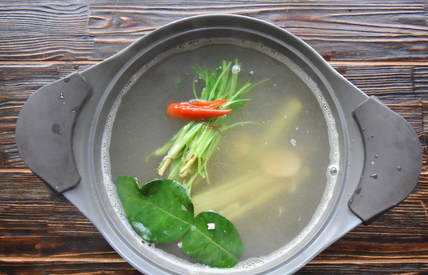 1. Этап. Том ям рецепт с морепродуктами: В процеженный отвар добаьте стебли лемонграсса, щайбочки корня галангала, листья кафир-лайма, перец чили и стебли кинзы (листочки оставьте для украшения). Варите бульон еще 3-5 минут. После варки удалите из бульона весь этот набор, так как в дальнейшем он не пригоден для еды. Хотя некоторым нравится хрустящий корень галангала.