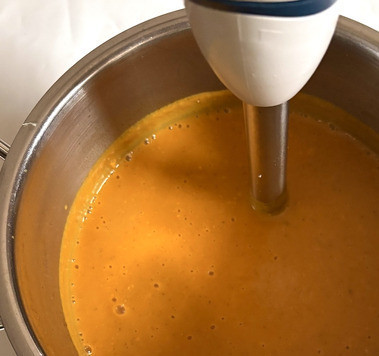 1. Этап. Чечевично-картофельный суп: Влить сливки, добавить чеснок и пюрировать суп. Попробовать на соль/перец, если надо - приправить. Сейчас можно отрегулировать густоту супа, добавив ещё жидкость.