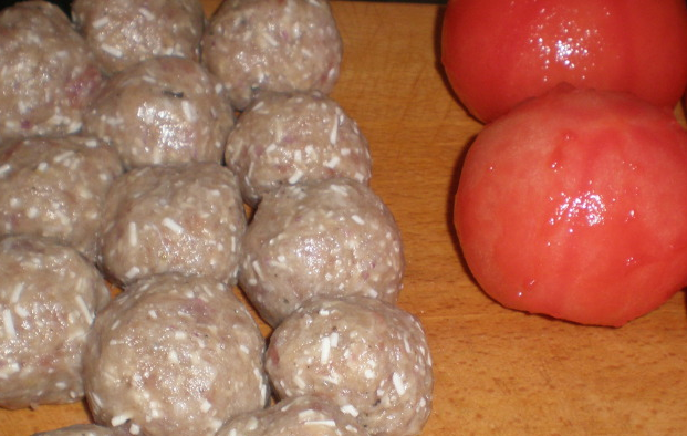 1. Этап. Тефтели с плавленым сыром: Сформируйте тефтели. Помидоры опустите на 5 минут в кипяток, а затем достаньте их, удалите с них шкурку.