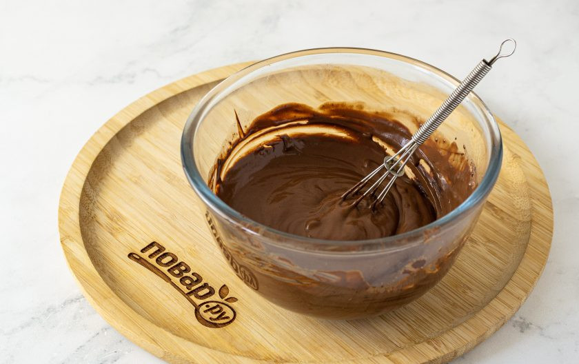 1. Этап. Постный торт Птичье молоко: Чтобы приготовить ганаш, растопите крупно порубленный темный шоколад на водяной бане. Добавьте растительное молоко комнатной температуры и хорошо все перемешайте до однородности.