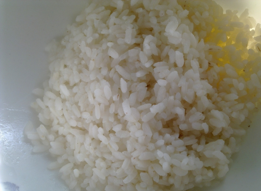 1. Этап. Голубцы из виноградных листьев: Отварите заранее рис, дайте ему остыть. Можете слегка недоварить его, потом голубцы еще будут тушиться и рис доготовится.