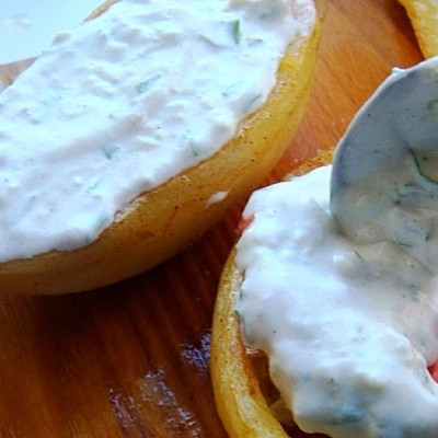 1. Этап. Сундучки из картофеля: Теперь наполняем наши сундучки начинкой (лук и ветчина), а сверху заливаем сметанным соусом.