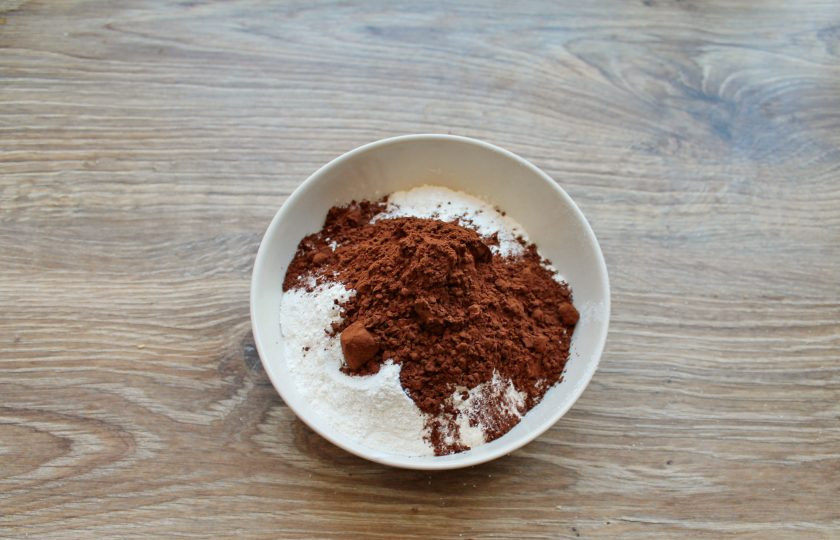 1. Этап. Янтарный торт: В миску насыпьте муку, разрыхлитель, добавьте какао. Все хорошо перемешайте.