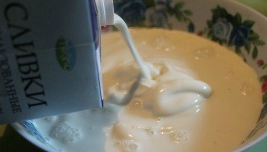 1. Этап. Куриная грудка с шампиньонами в сливках: 10. Для соуса: в миску кладу майонез, вливаю к нему сливки (у меня 10% жирности).