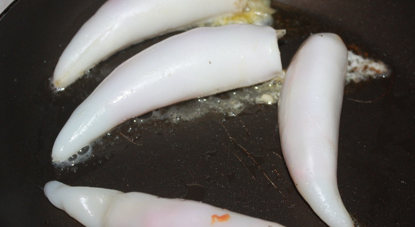 1. Этап. Дары Нептуна (фаршированные кальмары): берем тушку и засовываем в нее наш фарш. Не засовавыйте слишком плотно потому что кальмары при жарке сужпются и фарш вывалиться ( Так сказано в книге как оказалось правда )