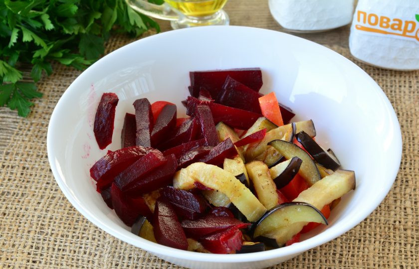 1. Этап. Салат из свеклы и баклажанов: Перемешайте баклажаны, помидоры и добавьте сваренную свеклу, нарезанную брусочками.