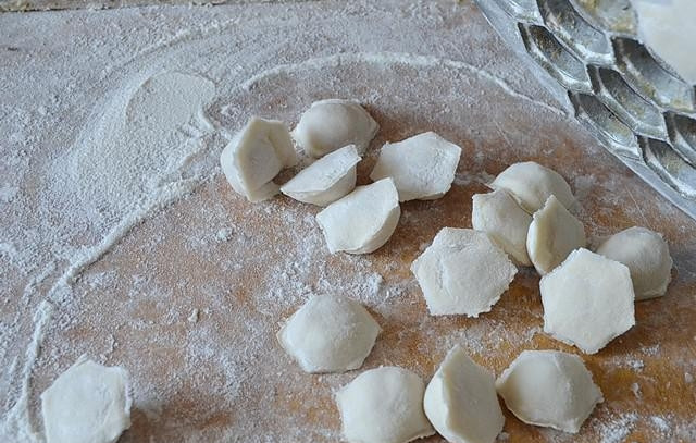 1. Этап. Пельмени куриные: Постукивая, вытащите пельмени из пельменницы.