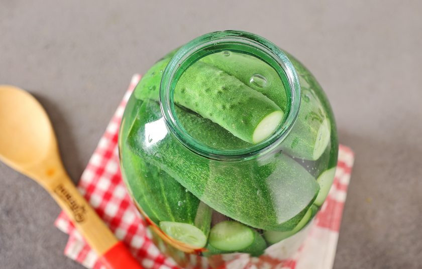 1. Этап. Маринованные огурцы как в СССР: Залейте огурцы крутым кипятком, накройте банки стерильными крышками и оставьте на 10 минут.