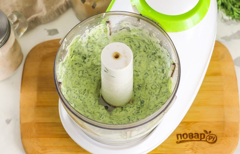 1. Этап. Соус к жареным пельменям: Измельчите все в течение 2-3 минут, накрыв чашу крышкой, чтобы соус не разбрызгивался вокруг.