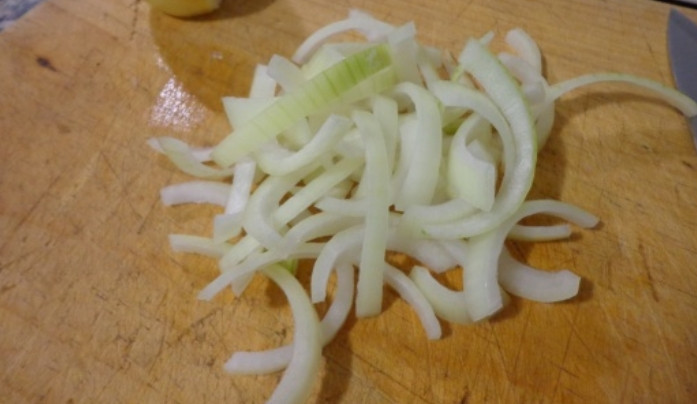 1. Этап. Кабачки с морковкой на зиму без стерилизации: Лук очищаем и нарезаем полукольцами.