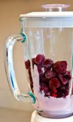 1. Этап. Холодный ягодный суп: 3. Сложите все составляющие в блендер и взбивайте в несколько подходов, пока фруктово-йогуртная масса не станет воздушной и пышной.