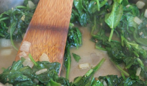 1. Этап. Постная лазанья: 3. В другом сотейнике на масле (пару столовых ложек) обжарьте оставшуюся половину лука с чесноком, добавьте шпинат и обжарьте, пока объем шпината не уменьшится вдвое. Посолите, поперчите и перемешайте.