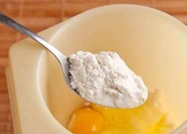 1. Этап. Заварной крем со сметаной: Выкладываем в емкость сметану, добавляем яйцо и муку. Взбиваем миксером до однородности.