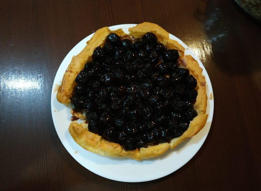 1. Этап. Торт Золотые купола: Ягоды отварите с сахаром (у меня вишня без косточки), добавьте желатин и размешайте до полного растворения. Остудите и выложите ягоды на охлажденный корж.