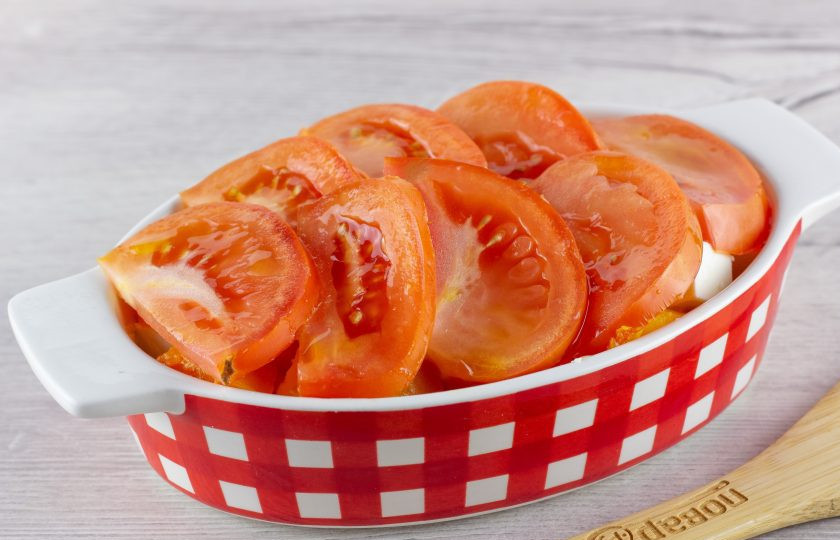 1. Этап. Запеченная тыква при похудении: Помидор помойте, нарежьте полукольцами и выложите последним своем на тыкву. Сбрызните оливковым маслом и поставьте запекаться при температуре 200 градусов на 25-30 минут.