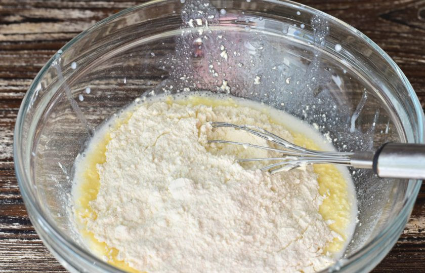 1. Этап. Печенье на кефире с корицей: Добавьте муку.