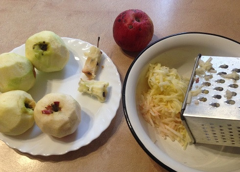 1. Этап. Торт из яблочного рулета: 1. Очистим яблоки и натираем на крупной терке. Если яблоки очень сочные - отжимаем немного сок. А к яблочной мякоти добавим сахар, лимонную цедру и сок. Перемешиваем.