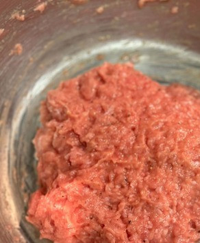 1. Этап. Очень мясная пицца-запеканка: Перемешать, это будет нашей основой для пиццы-запеканки