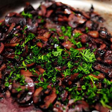 1. Этап. Бифштекс в грибном соусе: После того, как жидкость выкипит, посыпать петрушкой.