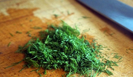 1. Этап. Салат с говяжьим сердцем и маринованными овощами: Мелко порезать укроп.