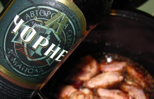 1. Этап. Куриные крылышки в пиве: Перекладываем крылья в чашу мультиварки и заливаем их пивом. Оно должно покрыть мясо лишь на 2/3.